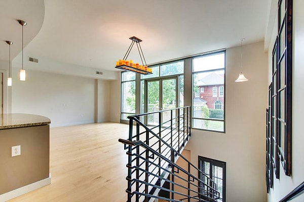 Площадь дома 300 кв.метров, а из его высоких окон видна линия горизонта города.