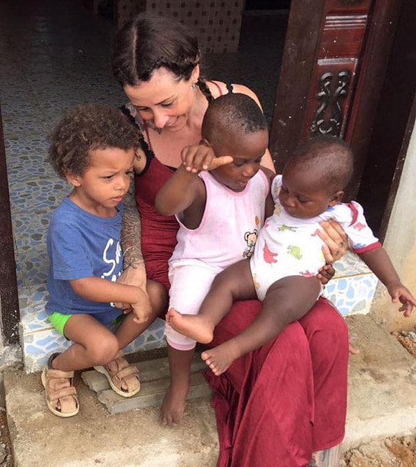 7. Он живет в приюте для детей, оказавшихся на улице по вине суеверий, который Аня открыла на юго-востоке Нигерии вместе с мужем