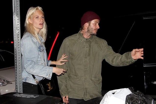 David Beckham ve ünlü model Poppy Delevigne, The Friend adlı kulüpten sarhoş halde çıkarken yakalandı.