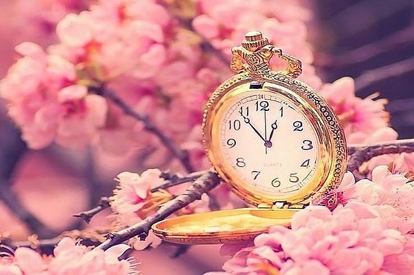 2. Время - удивительное явление. Его так мало, когда опаздываешь и так много, когда ждешь.