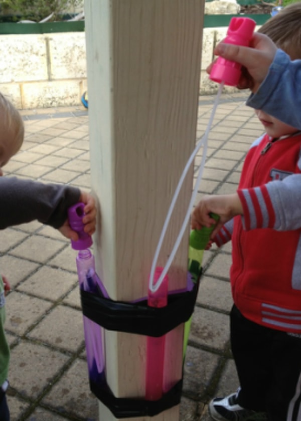 25. Привяжите бутыль с мыльными пузырями к столбику или ножке стула, чтобы дети не пролили мыльную воду