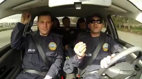 Araç ile Hareket Gösterirken İçinden Romantik Biri Çıkan Polis