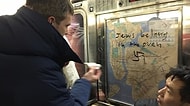 New York Metrosuna Nazi Vandalların Yazdığı Irkçı Yazıları Silen Koca Yürekli İnsanlar