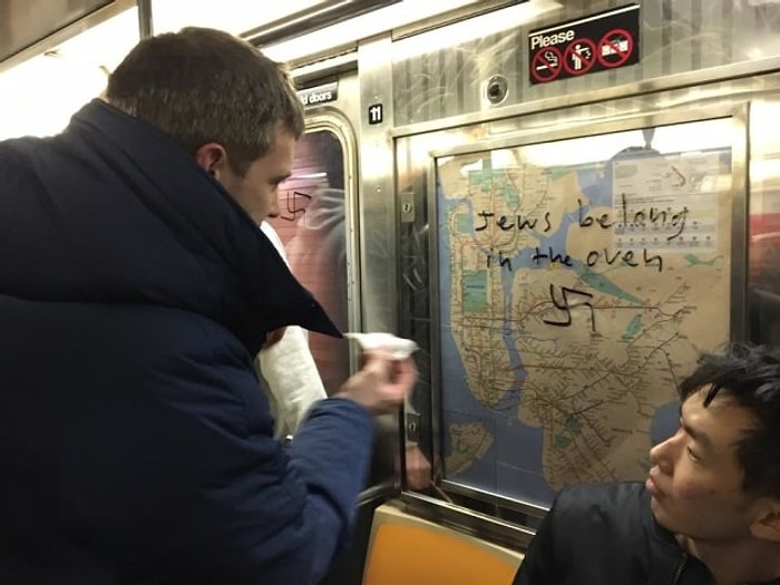 New York Metrosuna Nazi Vandalların Yazdığı Irkçı Yazıları Silen Koca Yürekli İnsanlar