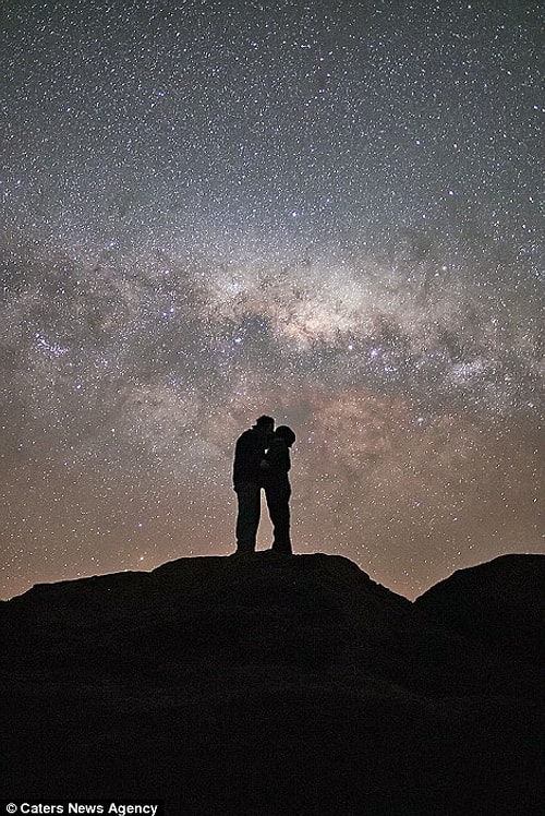 Fotoğrafçı Sergio, gökyüzünün güzelim gece görüntüsünün altında fotoğrafları olsun istedi. Fakat cebinde bir sürpriz vardı.