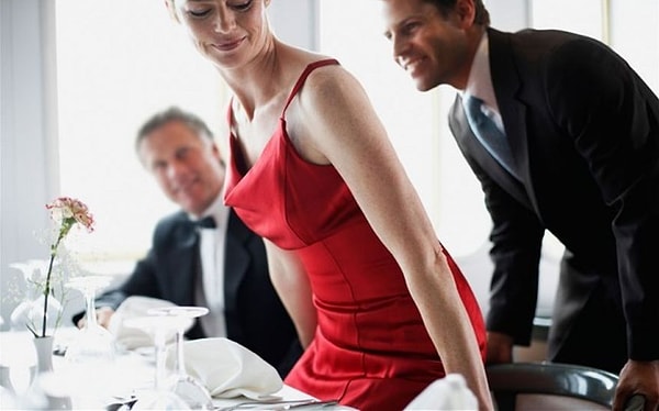 11. Предложите ей сесть