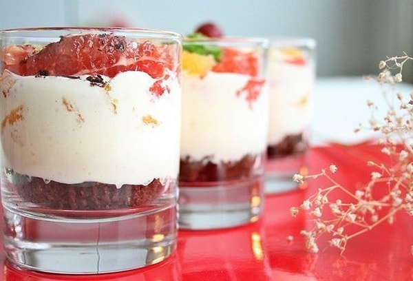 6. Десерт из мороженого и фруктов.