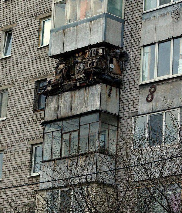 12. Лайфхак "Как избавиться от старья": скинуть все на балкон и поджечь!