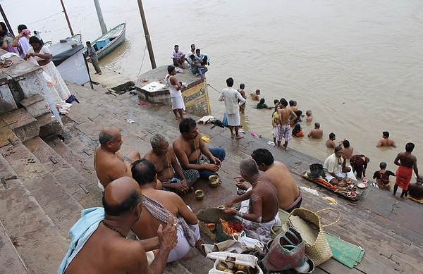 11. Традиции и склад жизни, который повергнет в шок любого европейца, считается привычным для жителей священного города. Например, воду в реке Ганг, ученые признали крайне опасной для жизни любого человека, но индусы, пьют ее с почестями, и, кстати, не умирают (родная микрофлора).