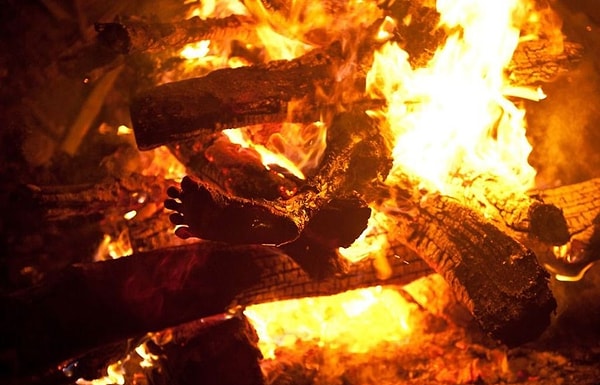 5. Туристы сравнивают это место со съемочной площадкой фильмов ужасов: повсюду горящие тела, столпотворения, ужасный гул и крики. Ежедневно предают огню от 200 до 400 тел.