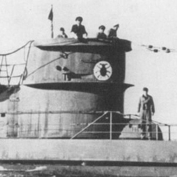 Denizaltı mürettebatından 4 kişi yaşamını yitirirken, geriye kalan 41 kişi savaş tutsağı olarak İngiliz gemisine alınmış.