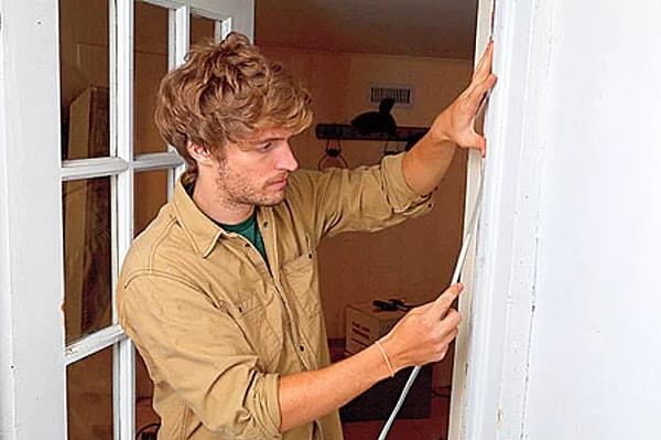 7. Kapı aralıklarından içeri sızan soğuk havayı önlemek için pencere/kapı bandı kullanabilirsiniz.