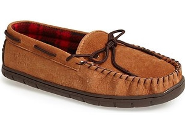 15. Мягкие флисовые домашние тапочки, в которых его или ее ножки наконец-то поймут, что они дома