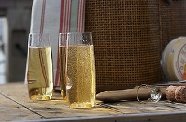 34. Набор элегантных фужеров для шампанского подойдет любому ценителю (или ценительнице) этого прелестного напитка