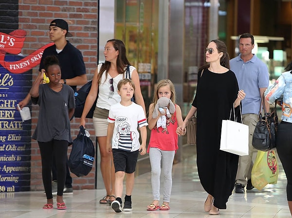 3. Что до Анджелины, то актриса долгое время не покидала пределы своего жилища, а если уж и выходила в люди, то только с детьми. Совсем недавно звезда заявила, что после тяжёлого разрыва с Брэдом она хочет и вовсе отказаться от романтических отношений с мужчинами.