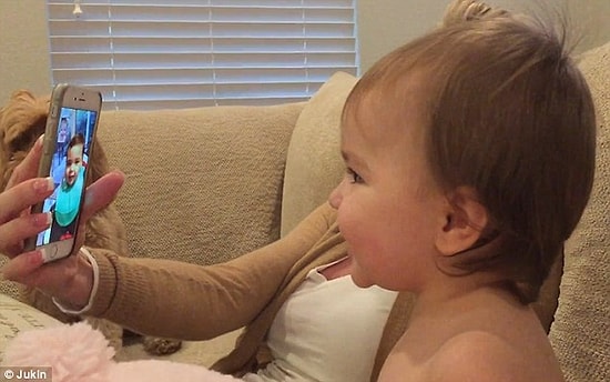 Kendilerine Özel İletişim Dilleriyle FaceTime Yapan Ufaklıklar