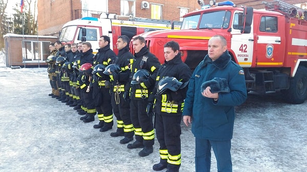 7. Коллеги почтили память Петра минутой молчания, а колонна из пожарных машин, сопровождающая героя в последний путь, растянулась более, чем на километр.