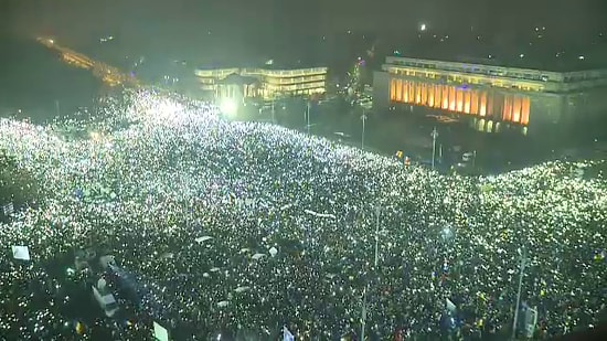 Romanya Hükümetine Karşı Gösterilerde 500 Bin Kişi Aynı Anda Cep Telefonunun Işığını Açtı