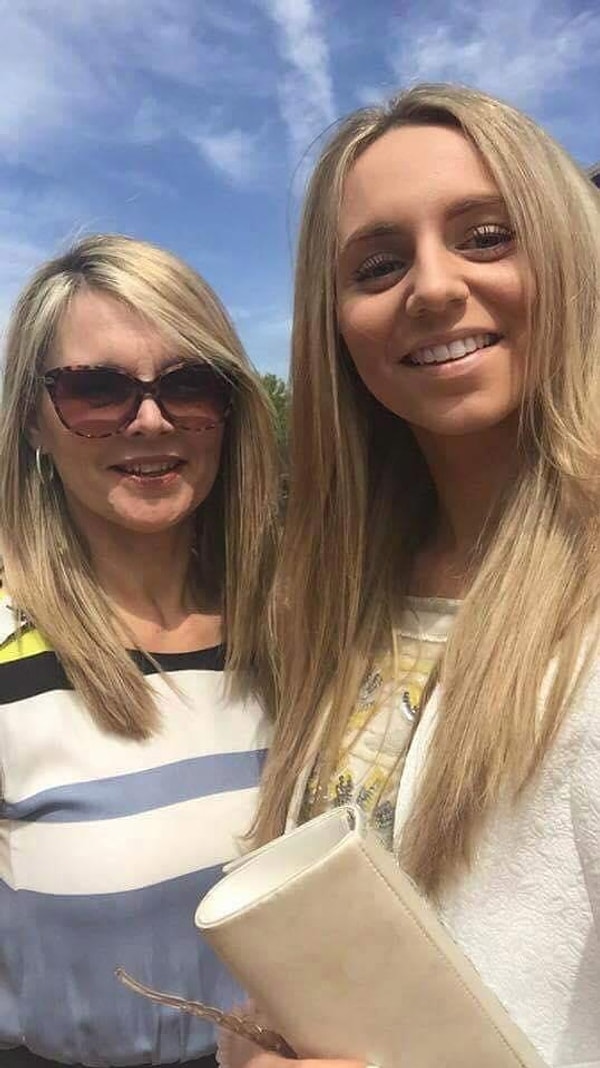 15. Родители тоже оказали ей неоценимую помощь, помогая снова научиться готовить, рассказывая, какие шоу она любила и во что одевалась.