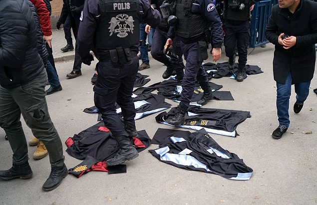 13 Fotoğraf ile Ankara Üniversitesi'ndeki KHK Protestosuna Polis Müdahalesi