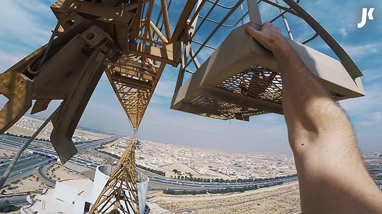 Hiçbir Güvenlik Önlemi Almadan Metrelerce Yukarıdaki Vince Tırmanıp Üzerinde Gezen Adam