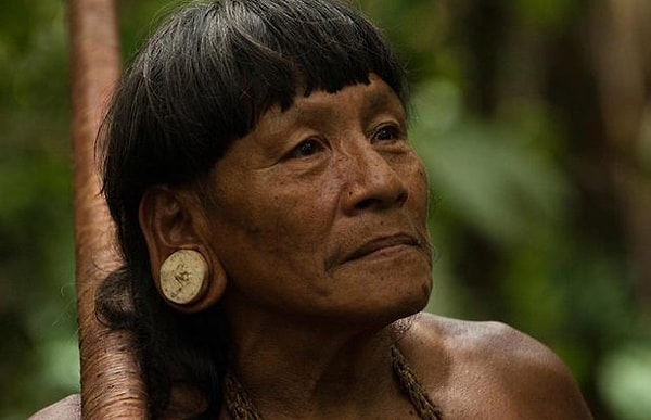 10. Украшения, как и у любого племени, у ваорани тоже имеются. Чаще всего - это знакомые нам огромные тоннели из дерева или кости.