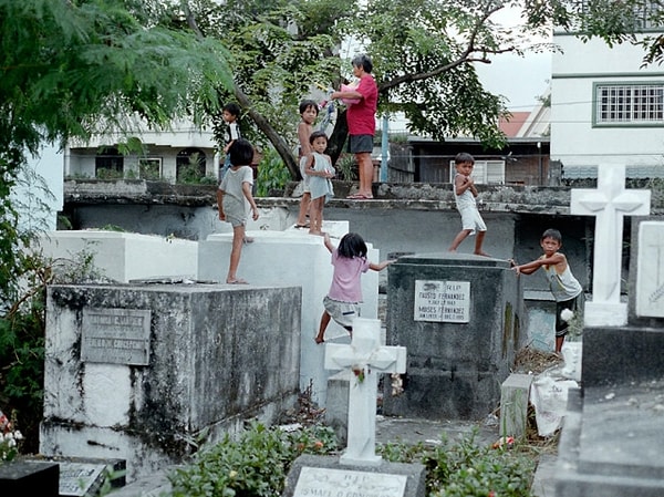 На территории кладбища даже есть магазин, в котором люди могут приобрести все самое необходимое. Угадайте, на чем он сооружен? Правильно, тоже на гробах!