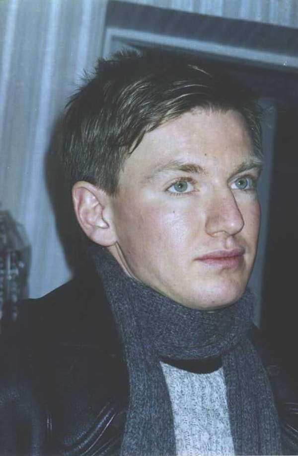 7. В 1998 году, после ухода Игоря Сорина из коллектива, Яковлев отправил по адресу продюсерского центра кассету со своими записями, и ему повезло – он стал членом музыкальной группы.