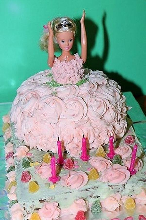 11. Girl Crush bu elbisesiyle resmen top havuzuna düşmüş Barbie pastası!