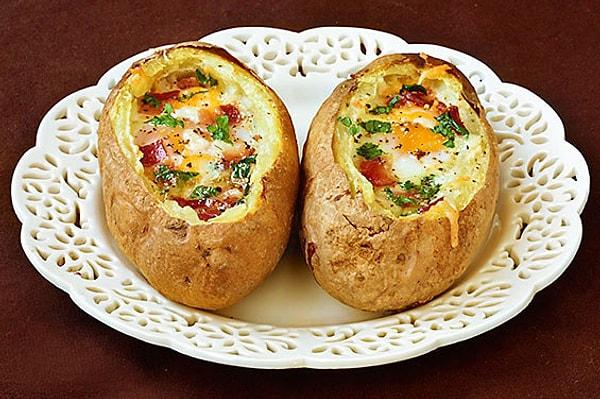 2. Yumurtalarınızı patates çanağında pişirerek sırdanlıktan rahatlıkla sıyrılabilirsiniz.