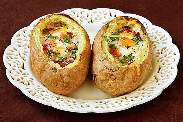 2. Yumurtalarınızı patates çanağında pişirerek sırdanlıktan rahatlıkla sıyrılabilirsiniz.