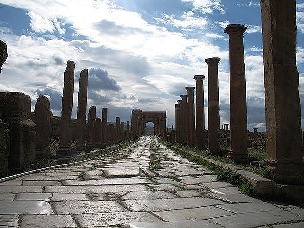 15. Так выглядит дорога, которую построили в Африке 1800 лет назад. А наши дороги уже через год превращаются сами знаете во что)