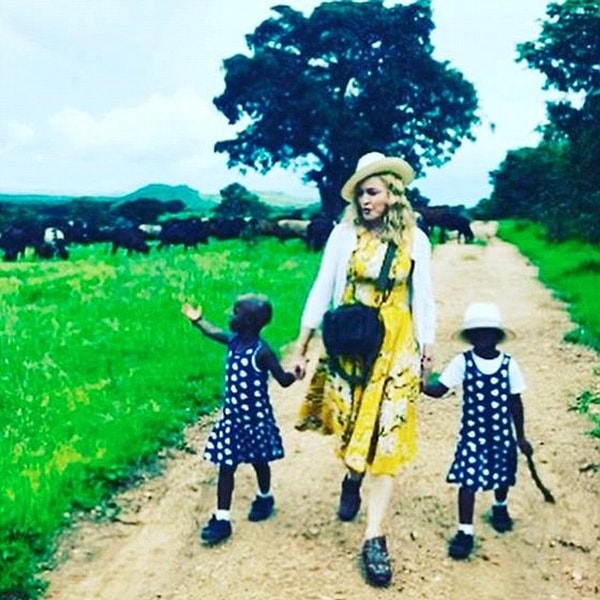 2. На прошлой неделе известная певица предстала перед малавийским судом. Она отвечала на вопросы о возрасте, здоровье, статусе и причинах ее желания усыновить девочек.