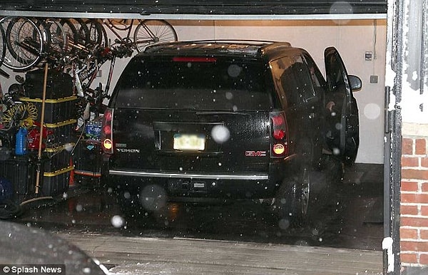 5. Чтобы подтвердить слухи об удочерении, Мадонна добавила фотографию в Instagram, где идет с девочками, держась за руки.