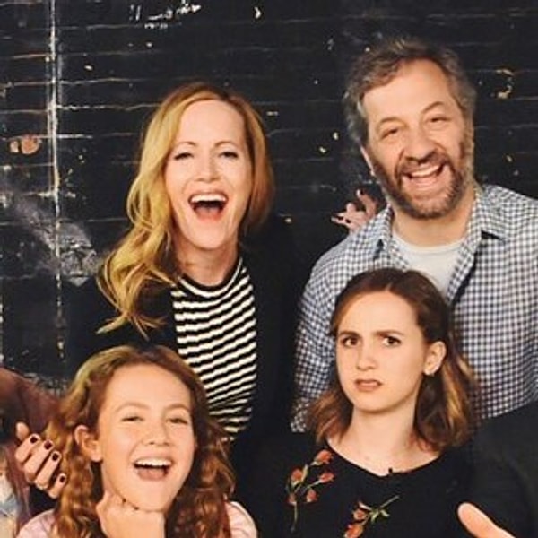 10. Дочери Лесли Манн и Джадда Апатоу — Моди и Айрис