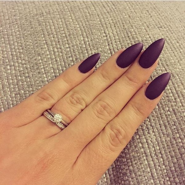 5. Ни один другой лак не смотрится так шикарно, как сливовый, с матовым покрытием