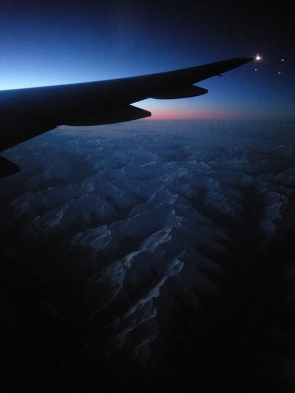 10. Пролетая над Канадскими скалистыми горами до рассвета.