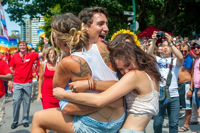Trudeau kadınların kendisine olan yoğun ilgisine alışkın zaten...
