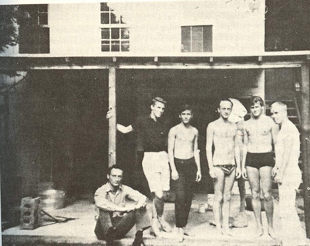 Frank O'Hara ve Larry Rivers, ilk olarak 1950'de John Ashbery'nin Noel partisinde tanıştı. Sonraki 16 yıl boyunca sevgili, işbirlikçi ve sarsılmaz bir şekilde arkadaş oldular.