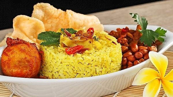 8. Malezya mutfağını pek bilmesek de bu sarı pilav tarifi denemeye değer!