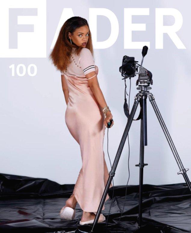 17. The FADER dergisinin 100. yıl sayısının kapak fotoğrafı için bu pozda ise Rihanna'yı fotoğrafçı olarak görüyoruz. Bu da yakışmış ne yalan söyleyelim.