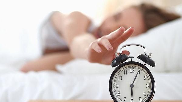 Kabul edilen görüş şu: Yetişkinler günlük aktivitelerini en iyi ve sağlıklı biçimde geçirebilmek için 7 ila 9 saat arasında bir uykuya ihtiyaç duyuyorlar.