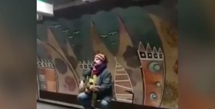 Çelik, Taksim Metrosunda Şarkı Söyledi