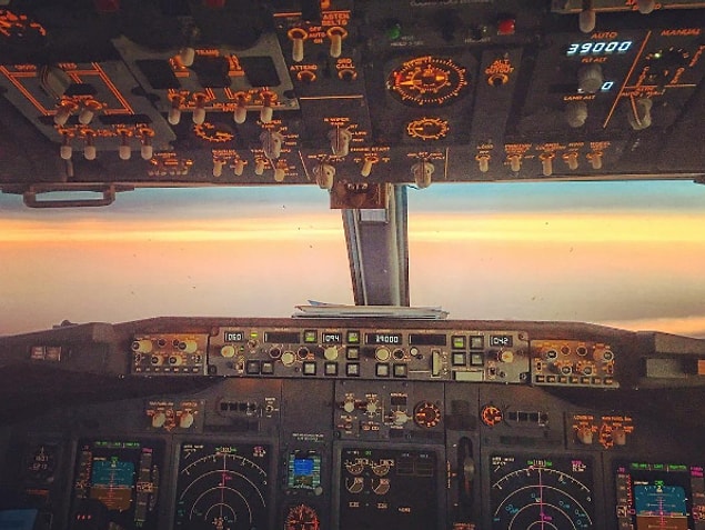Onun dikkatleri bu denli çekmesinin nedeni uçuş yaptığı ülkelerden harika fotoğraflar paylaşması.