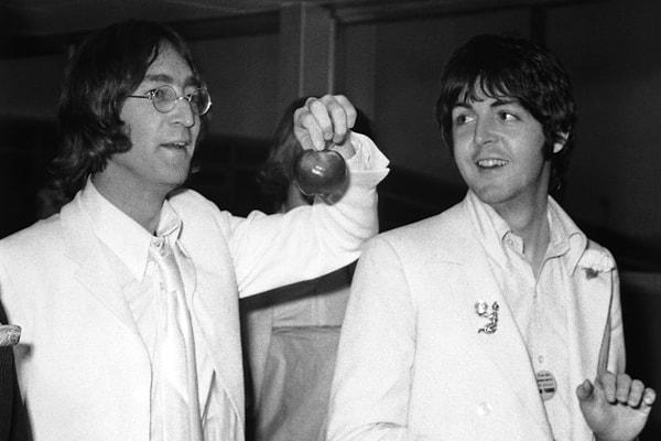 3. 1968 yılında John Lennon, yüksek dozda LSD aldı ve The Beatles üyelerini acil toplantıya çağırdı. Onlara, Hz. İsa’nın reenkarne olmuş hali olduğunu söyledi.