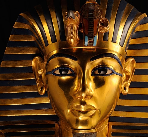 Tutankhamun’un annesi ve babası büyük ihtimalle kardeşti. Bu nedenle bir ayağı çolak, geniş kalçalı, iri göğüslüydü. Baston olmadan yürüyemiyordu ve zayıf bir bağışıklık sistemi vardı.