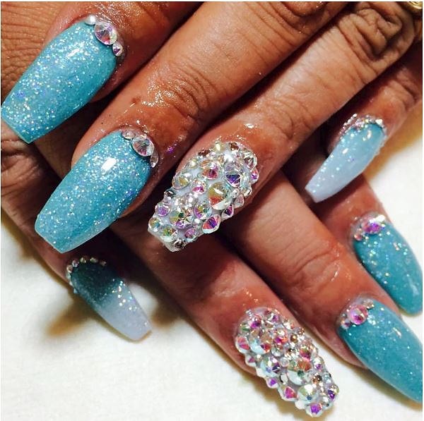 1. Ноготки будто покрыты ледяными осколками!