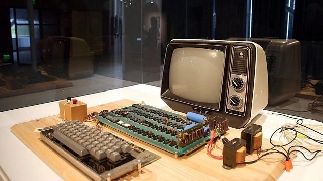 1976 yazında Steve Jobs´ın garajında üretilen Apple-1 bilgisayarı, 2014 yılında düzenlenen bir müzayedede 905,000 dolara satılmıştır.