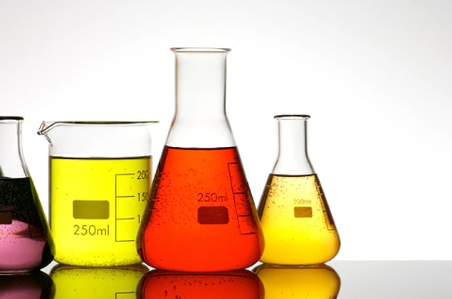 1. Neredeyse bütün kozmetik ve kişisel bakım ürünlerinin içinde bulunan "Paraben" içeriği bakımından oldukça zararlı. Öncelikli amacıysa ürünlerin raf ömrünü uzatmak.
