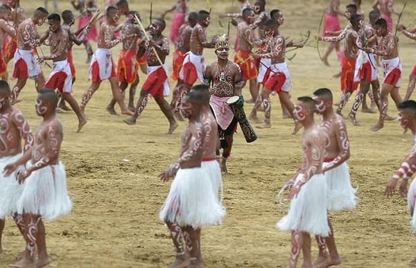 3. Летом племя устраивает имитации битв между Лани и Яли, которые символизуруют благосостояние провинции и приносят землям плодородие